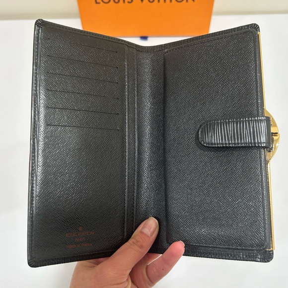 Louis Vuitton Epi Long Viennois Continental in Pristine Condition - Picture 7 of 8